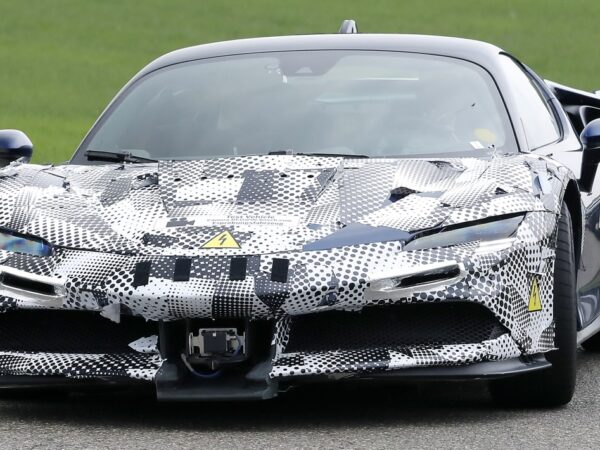 El misterioso prototipo del Ferrari SF90 indica actualizaciones