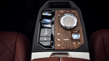 BMW iDrive 8 - madera