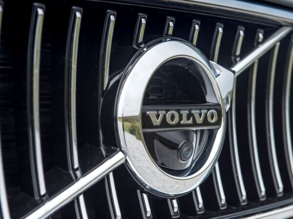 Las nuevas placas de identificación de Volvo insinúan planes de autonomía totalmente eléctricos