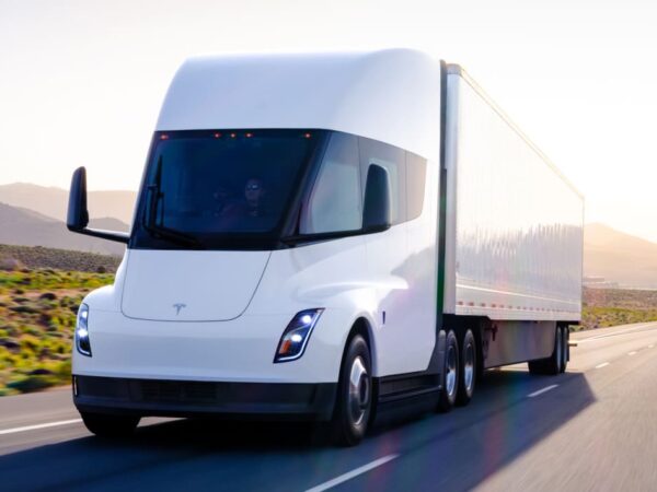 La producción de camiones Tesla Semi comienza con las primeras entregas el 1 de diciembre