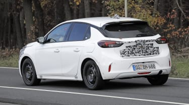 2023 Vauxhall Corsa (camuflaje) - Inclinado hacia atrás