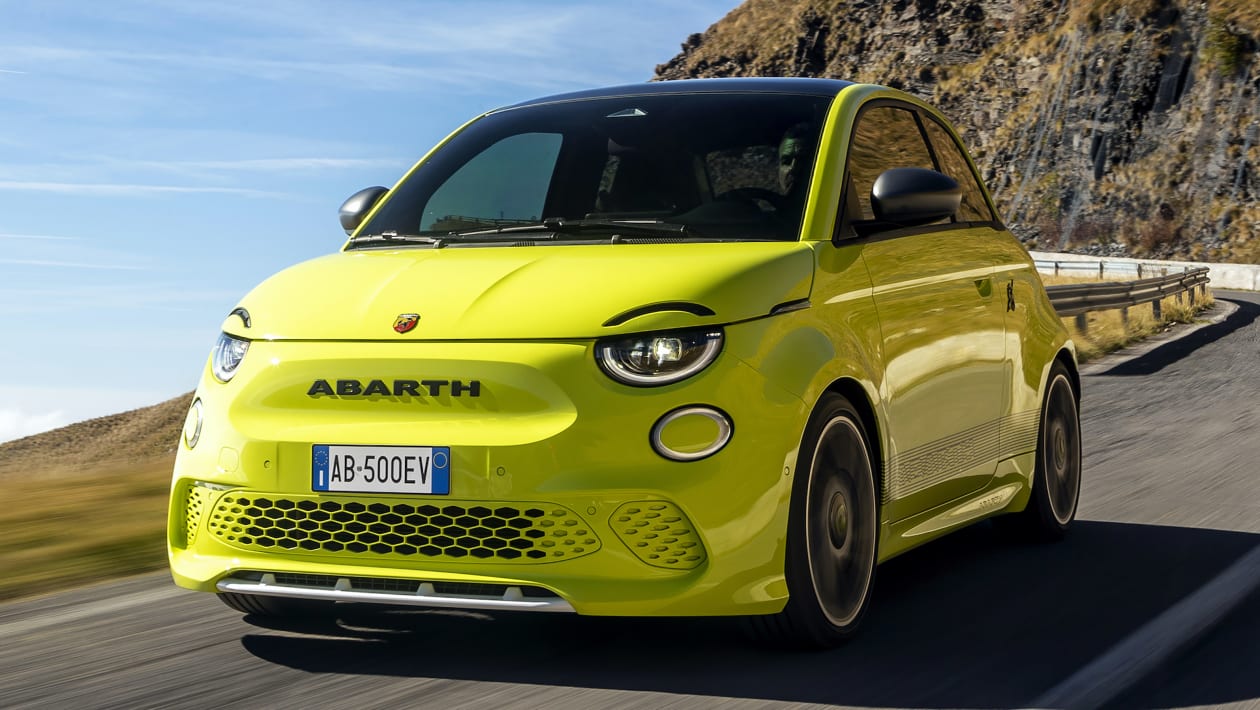 El nuevo Abarth 500e ha sido revelado como el primer hatchback eléctrico de la marca