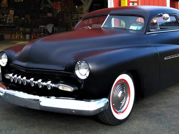 1951 Mercury Custom: Un Vistazo a la Elegancia Clásica y la Personalización en la Subasta de Mecum en Monterey 2023