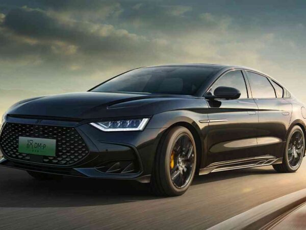 BYD lanza en China un híbrido enchufable con 120 km de autonomía, carga bidireccional, y por solo 15.000 euros