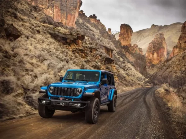 El Jeep Wrangler Gladiator 2024 se Viste de Fiesta con los Nuevos Colores de Pintura Bikini y Pumpkin