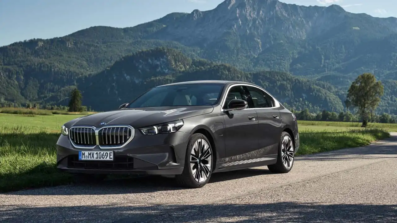 BMW Serie 5 Híbridos Enchufables 530e y 550e xDrive: Innovación Electrificante en el Mundo del Lujo