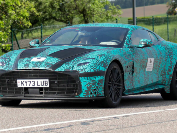 El sustituto del Aston Martin DBS se prepara para una batalla épica con Ferrari