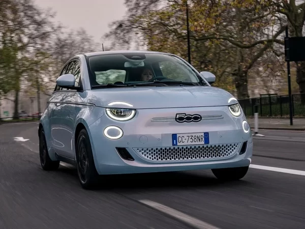 Fiat Reduce la Producción del 500 Eléctrico Debido a la Baja Demanda