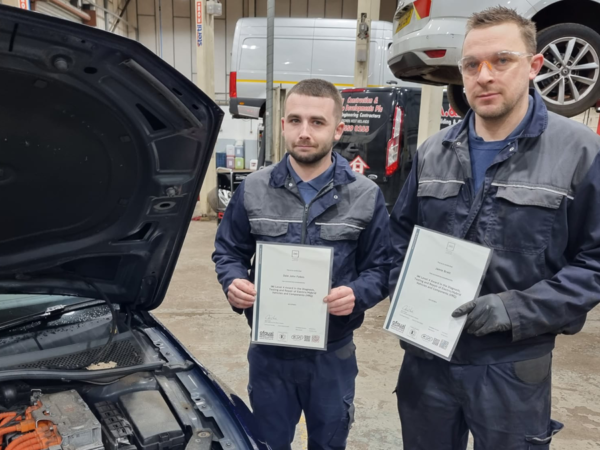 Reino Unido Enfrenta Escasez de Técnicos Especializados en Vehículos Eléctricos a Menos que el Gobierno Actúe