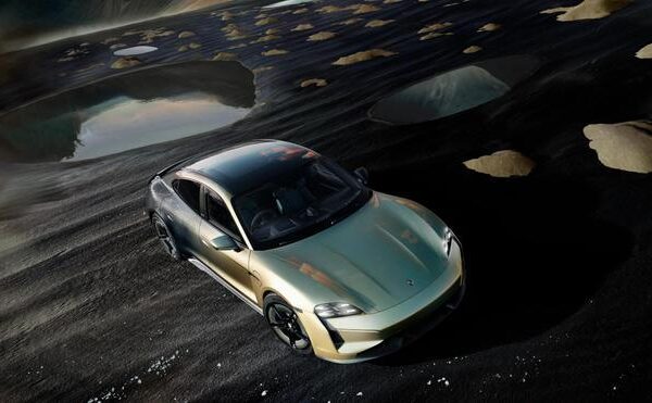 Porsche Taycan Turbo S en el Exclusivo Color Celestial Jade: Una Edición Limitada que Deslumbra