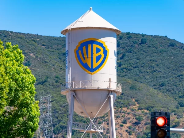 Tesla Anuncia el Lanzamiento del Robotaxi “CyberCab” para el 10 de Octubre en los Estudios Warner Bros