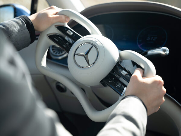 Mercedes se lanza con el volante estilo yugo: ¿innovación o capricho innecesario?