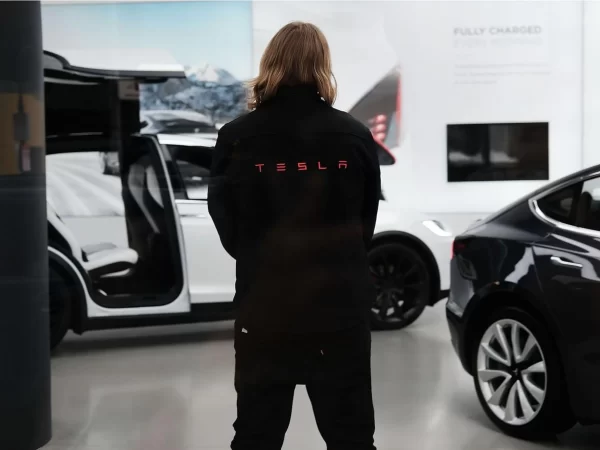 Tesla aprieta a sus comerciales: jornadas maratónicas y presión extrema para vender